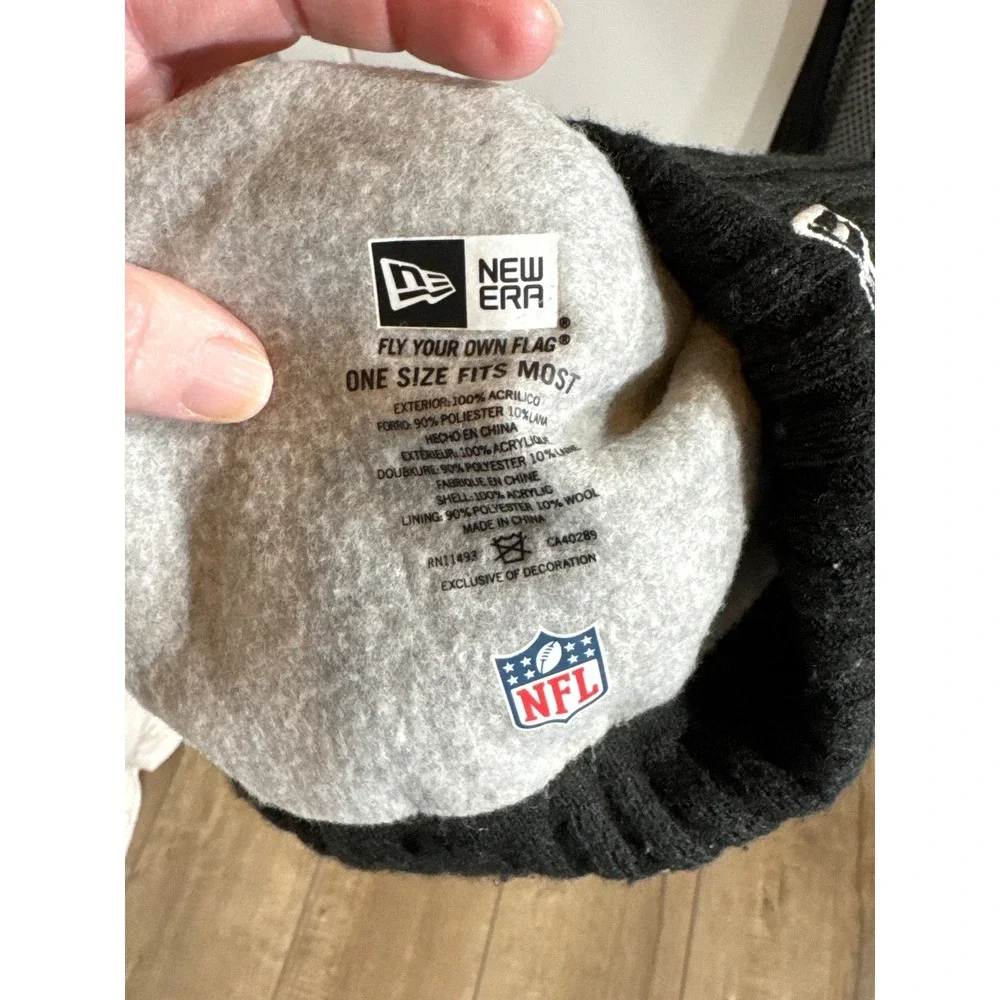 New Era Kids Las Vegas Raiders Pom Pom Beanie Hat Black Silver NFL